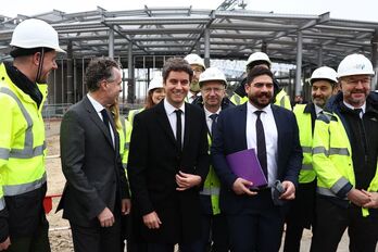 Gabriel Attal ha anunciado el plan trianual de construcción de 30.000 vivienda durante la visita a una de esas promociones urbanísticas en Villejuif (periferia de París).