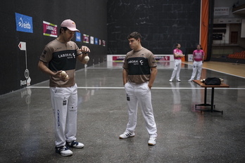 Iñaki Osa Goikoetxea eta Lekerika igandeko finaleko materiala hautatzen. Erkiaga eta Ibarluzea urrutira, lasai, itxuraz.