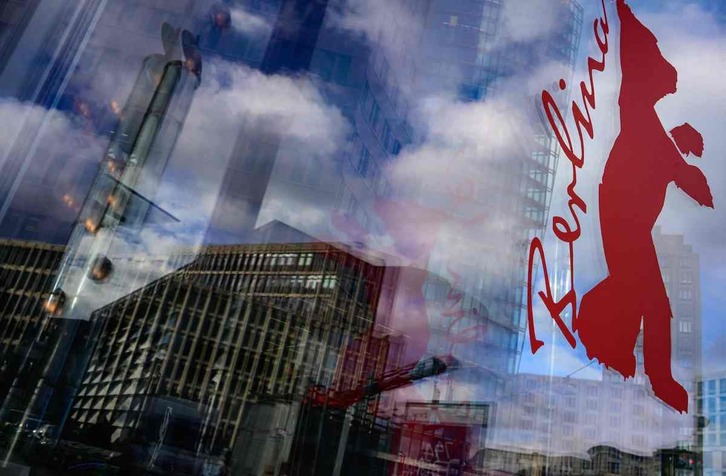 El logo de la Berlinale se refleja en una ventana en Postdamer Platz en la víspera de su inicio.