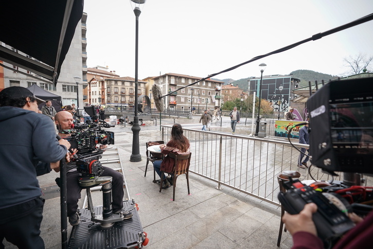 Filmaketaren une bat, Laudioko tren geltokiaren parean.