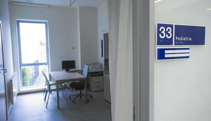 Imagen de archivo de una consulta de pediatría vacía.