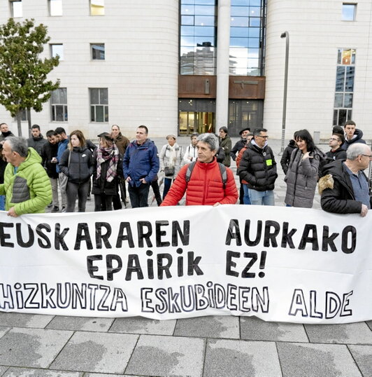 Iruñeko Auzitegiaren aurrean protestan, otsailaren 8an.