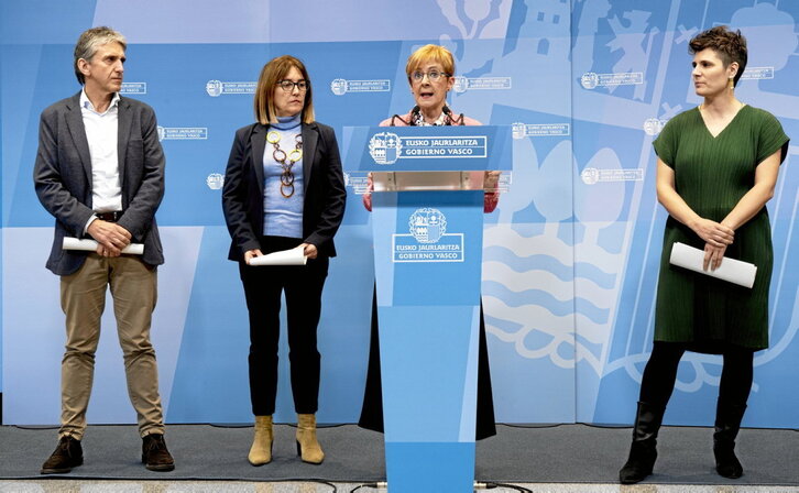 Xabier Arruti, Amaia Barredo, Arantxa Tapia y Arantza Atutxa en la sede de Lakua.