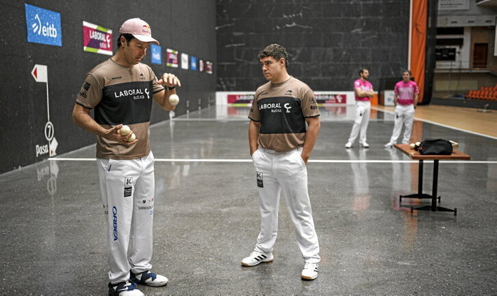 Goikoetxea eta Lekerika, igandeko finaleko materiala aukeratzen. Urrutira, Erkiaga eta Ibarluzea lasai, itxura batean.