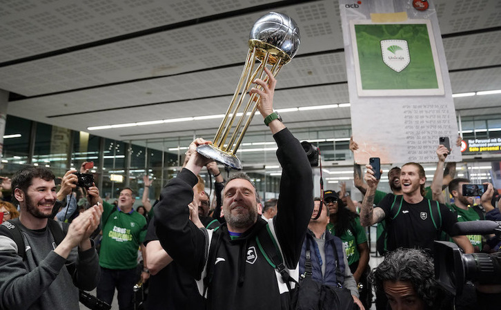 Darío Brizuela e Ibon Navarro festejan su título copero de 2023.