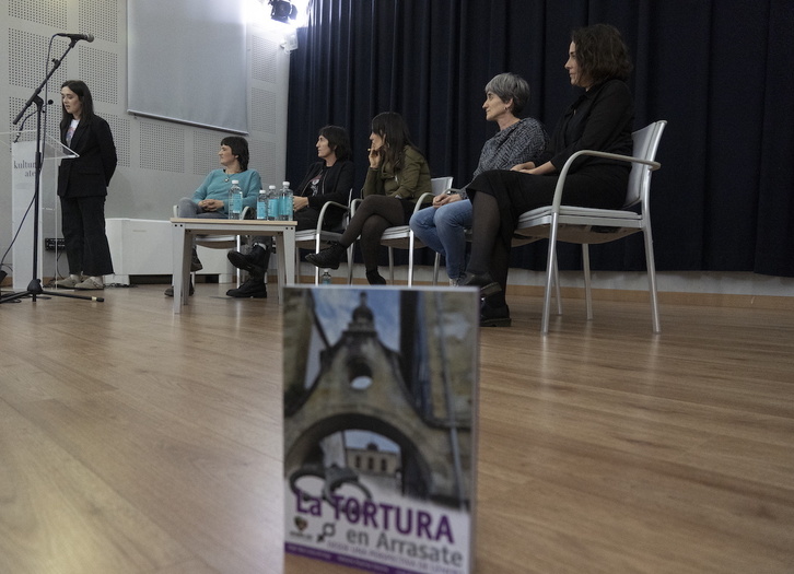 Arrasateko Kulturaten aurkeztu dute emakumeen torturaren inguruko liburua.