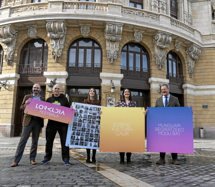 Loraldia jaialdiko eta erakundeetako ordezkariak, Arriagaren aurrean.