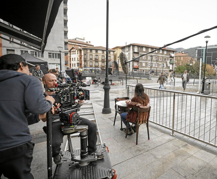 Atzoko filmazioa, Laudioko tren geltokiaren parean.