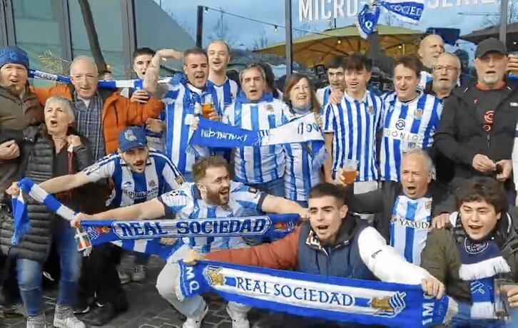 Ezkerreko argazkian, realzaleak kantari, Parisko “meeting point” gunean; alboan, Realeko jarraitzaileak Printzeen Parkean. Lerro hauen eskuinaldean, zale txuri-urdinak, Eiffel Dorrearekin argazkia ateratzen.