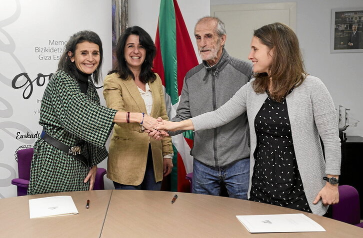 Nerea Melgosa, Aintzane Ezenarro, José Luis Martínez Ocio y Nerea Martínez (los dos últimos, de Martxoak 3), tras la firma del convenio.