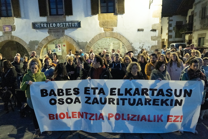 Concentración de denuncia de la carga ayer en Ituren, localidad vinculada con la familia del menor herido.