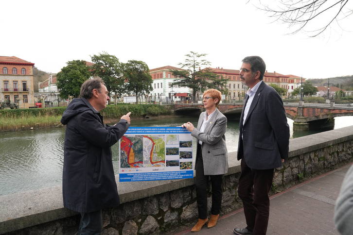 Antonio Aiz (URA) junto a la consejera Arantxa Tapia y el alcalde Eneko Goia.