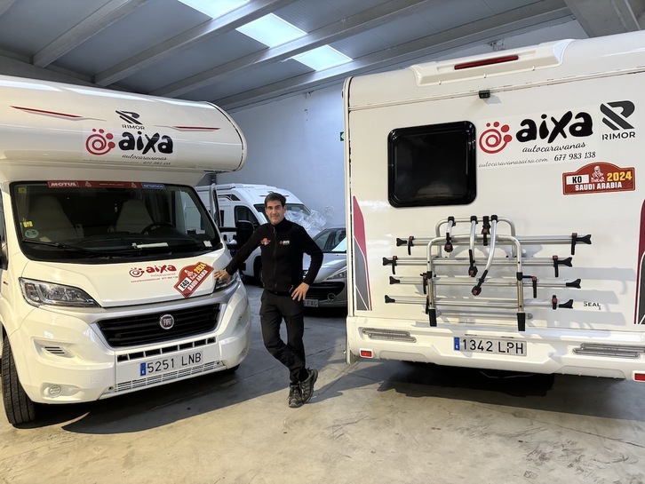 Marino Zulet posa con algunas de las autocaravanas que han recorrido el Dakar de este año.