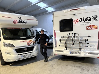 Marino Zulet posa con algunas de las autocaravanas que han recorrido el Dakar de este año.