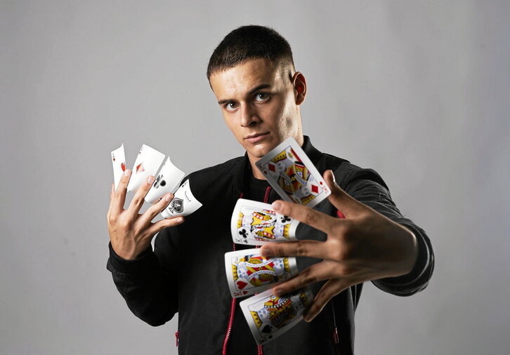 Peio Rivas bilbotarrak nazioarteko hainbat sari irabazi ditu bere ikuskizunarekin. «Manipulazioa» deitzen zaion magia mota lantzen du batez ere.