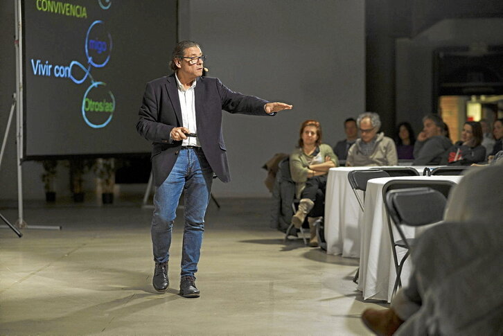 Roberto Aguado psikologoa Azkuna Zentroan eskainitako “Bideak gurutzatzen” jardunaldian. Esperientzia handiko adituak hainbat ikastetxetan lan egin du.