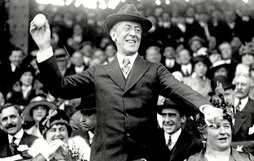 «Woodrow Wilson AEBetako presidenteak pilota jaurti zuen 1916ko beisbol denboraldiaren hasiera egunean.