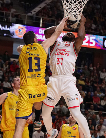 Ojeleye ha rescatado a un Valencia Basket que ha rozado el desastre.