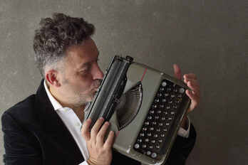 El escritor vasco de novela negra Mikel Santiago.