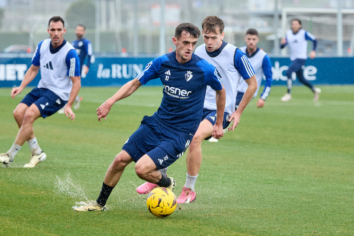 Aimar conduce una pelota en la última sesión antes del Cádiz, acosado por un Pablo Ibáñez que está a un paso de renovar automáticamente con Osasuna.