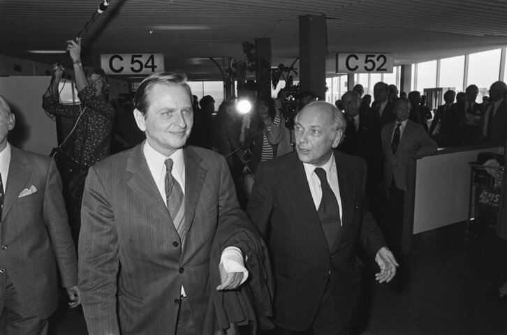 Olof Palme, Amsterdamgo aireportuan, Joop den Uyl Herbeheretako lehen ministroarekin.