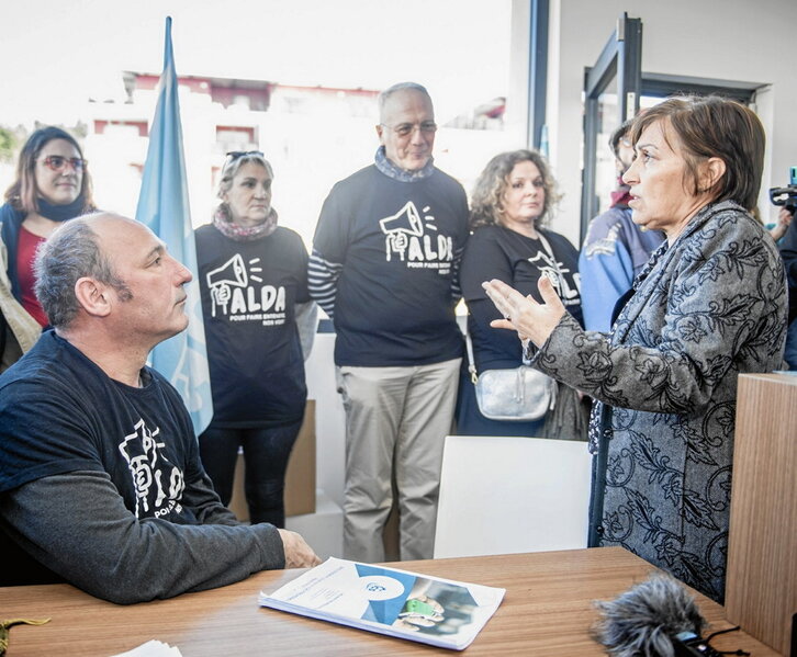 Integrantes de Alda acudieron hace un año a la agencia para pedir cuentas a sus gestores.
