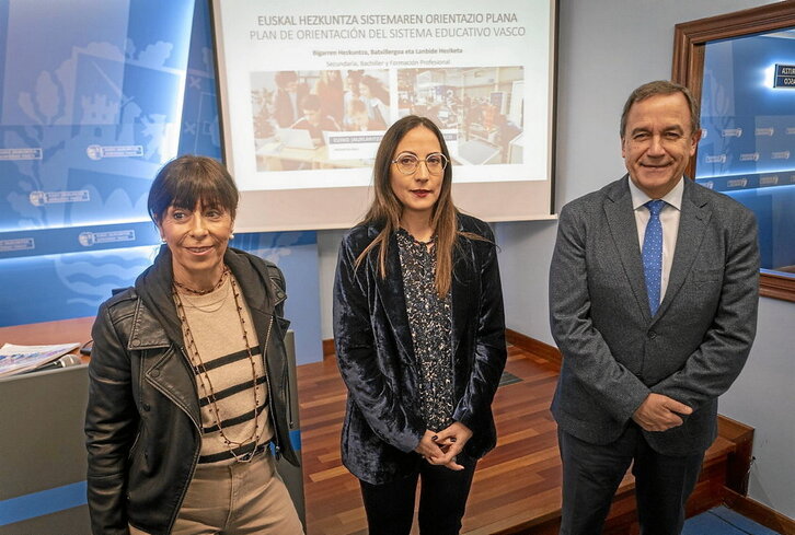 Ezkerretik eskuinera, Torrealday, Pedrosa eta Arevalo, aurkezpenean.