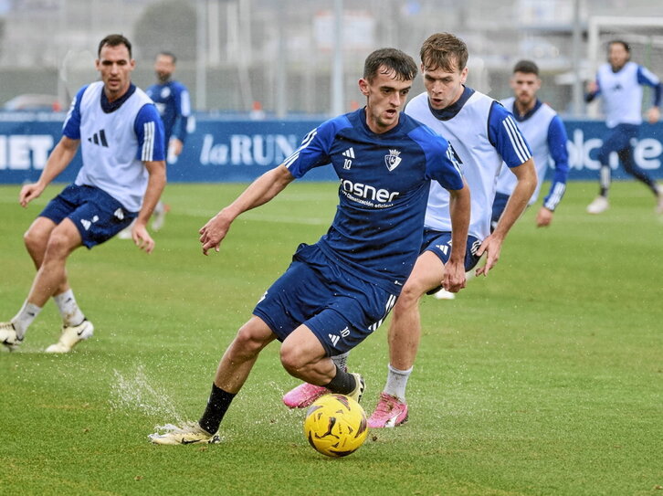 Aimar conduce un balón ante Ibáñez, que está a un paso de renovar automáticamente.