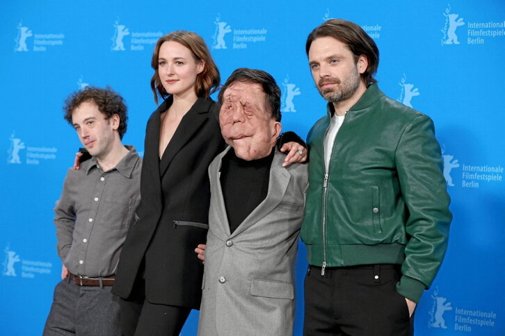 Elenco de «A diferent man», durante la sesión de fotos.