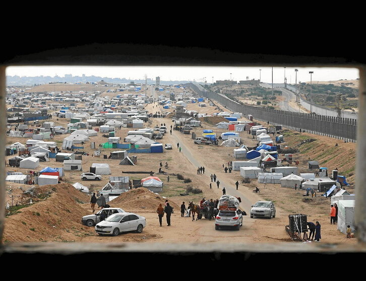 Campos de desplazados al sur de Gaza, junto a la valla fronteriza con Egipto.