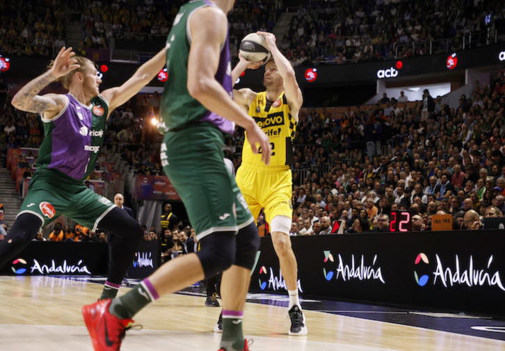 Aaron Doornekamp ha anotado 25 puntos, clavando sin fallo sus seis intentos de tres.