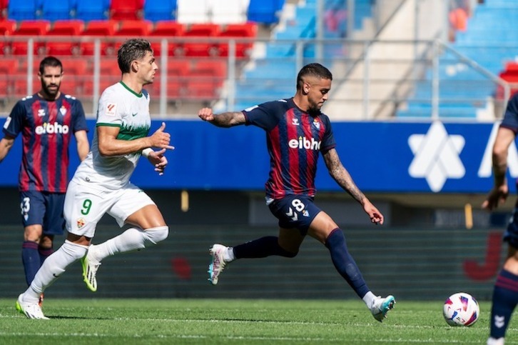 Matheus se dispone a golpear el balón durante el encuentro entre Eibar y Elche de la primera vuelta.