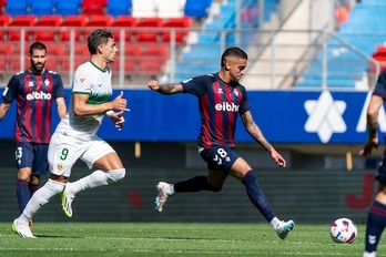 Matheus se dispone a golpear el balón durante el encuentro entre Eibar y Elche de la primera vuelta.