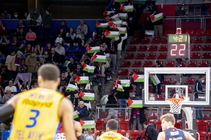Hubo más banderas palestinas que nunca en la visita del Maccabi al Buesa Arena.