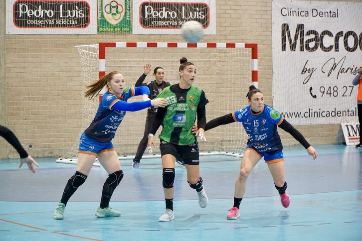 Bera Berako Malena Cavo eta Maitane Etxeberria defentsan, Beti Onakeko Almudena Gutierrezekin adi. 