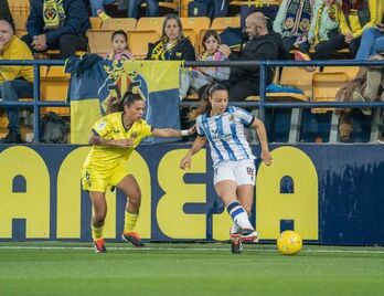 Emma pasa el balón ante Llompart.