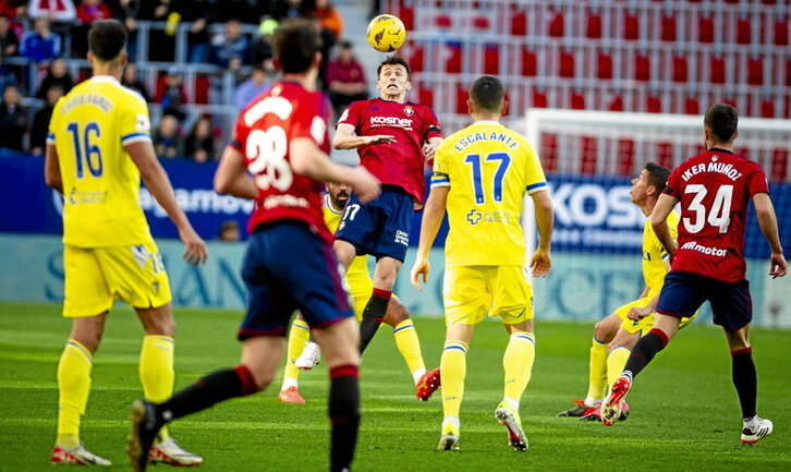 Budimir marcó el primer gol con un remate de cabeza.