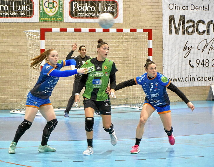 Bera Berako Malena Cavo eta Maitane Etxeberria, defentsan, Beti Onakeko Almudena Gutierrezekin adi daudela.