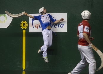 Azpiroz se eleva para intentar llevar una pelota en Galarreta.