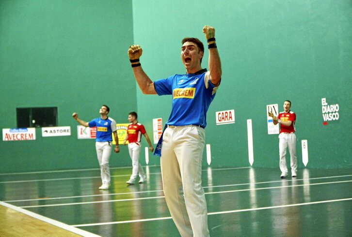 Peio Etxeberria eta Jose Javier Zabaleta garaipena ospatzen, atzo Labrit pilotalekuan.