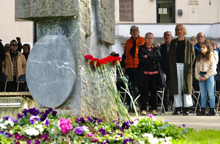 Lorez apaindu dute Joxe Arregiren oroimena gordetzen duen harria.