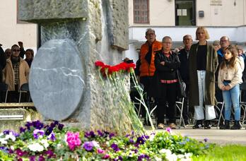 Lorez apaindu dute Joxe Arregiren oroimena gordetzen duen harria.