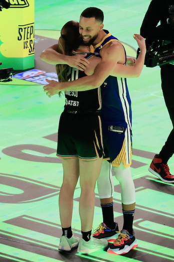 Abrazo sincero entre Stephen Curry con Sabrina Ionescu tras un duelo de gran altura.