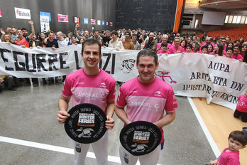 Ibarluzea eta Erkiaga, Winter Serieseko txapelekin, eta atzean jarraitzaile guztiak.