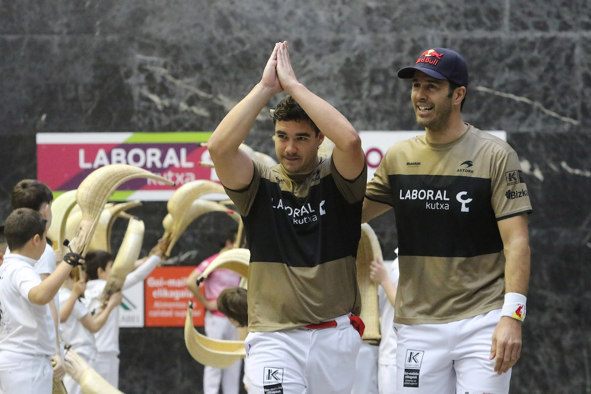 Lekerika, barkamen keinua egiten, alboan Goiko duela, irribarretsu. (Oskar MATXIN EDESA/FOKU)