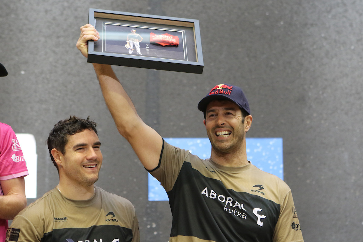 Lekerika eta Goikoetxea, oroigarriarekin, podiumeko bigarren kutxan. (Oskar MATXIN EDESA/FOKU)