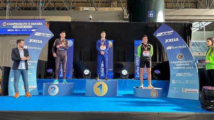 Asier Martínez, en el centro del podio con el oro de los 60 metros vallas.