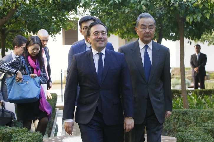 Albares junto a homólogo chino, Wang Yi.
