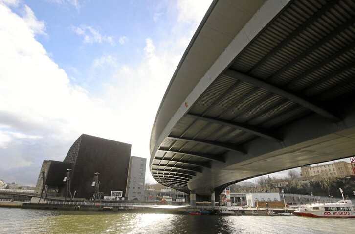 Ezker-eskuin, Martin Sagasti, Maria Luisa Morales, Nerea Baldor eta Begoña Anguisola. Inaugurazio egunean jaiotako bilbotarren izenak daude idatzita eraikinaren barnean dagoen «brankan». Ondoan, eraikinaren  irudiak.