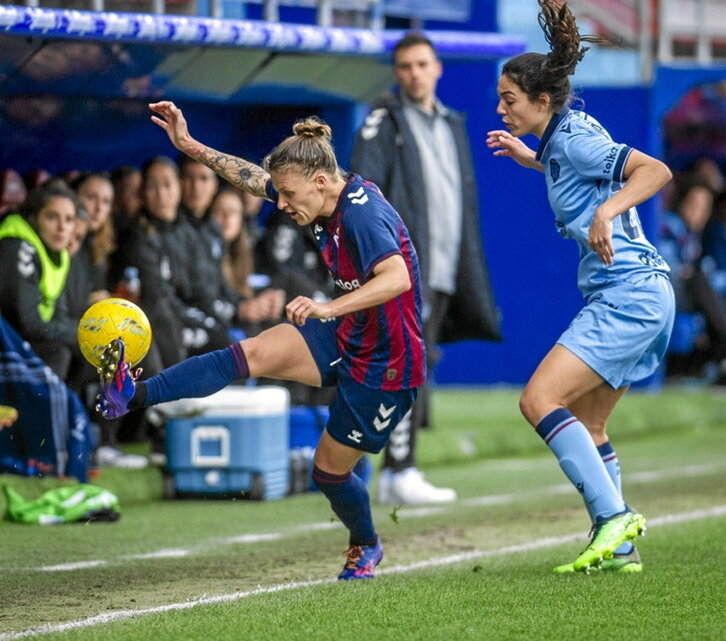 Annelie controla el balón ante Paula Tomás.